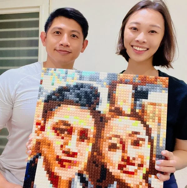Paar personalisiertes Brick-Mosaik-Porträt zu Hause aufgestellt — BrickNet