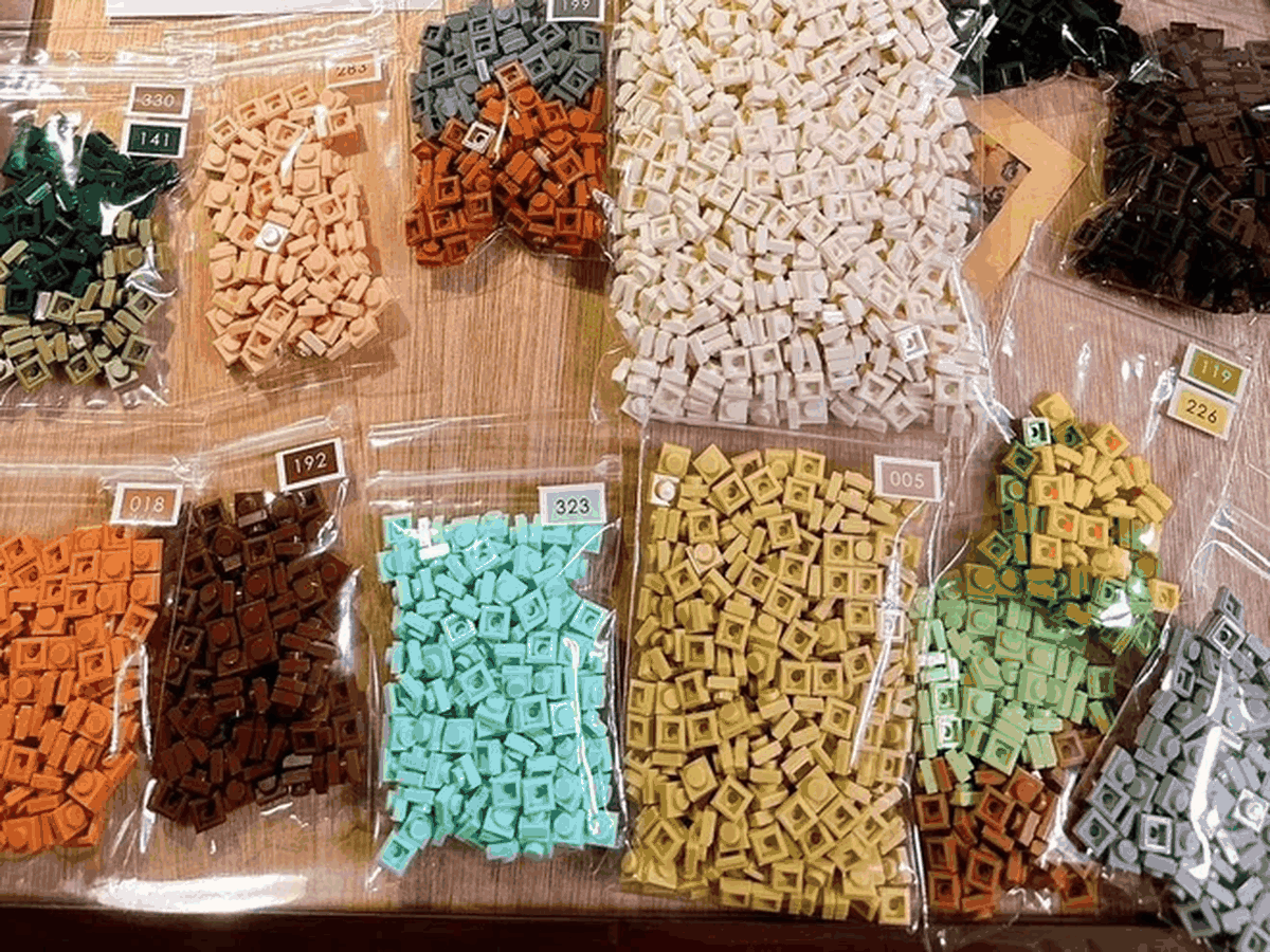 BrickNet 積木馬賽克套組開箱,桌上排著多包分色積木,袋上貼有顏色編號標籤