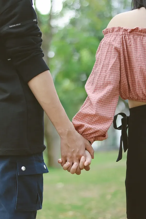 手、戒指這種細節——例子 2 的原始照片