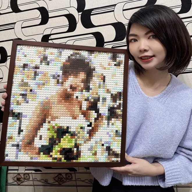 顧客拿著婚紗照做成的積木畫