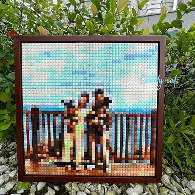 ダークブラウンの木枠に入った完成ブロックモザイク — BrickNet